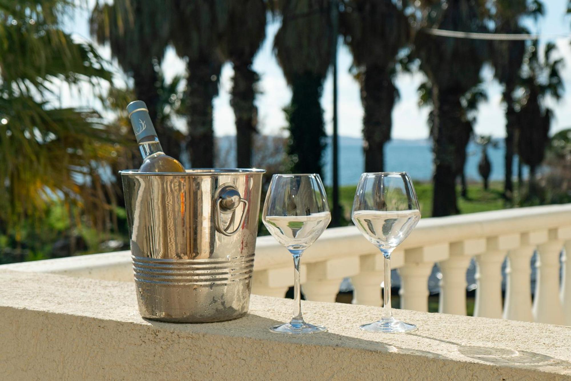 Hotel De La Mer Hyeres Bagian luar foto